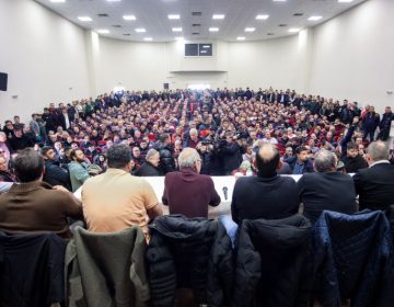 Παραμένουν στα μπλόκα οι αγρότες και αποστέλλουν τα αιτήματά τους στην κυβέρνηση – Κλιμακώνουν τις κινητοποιήσεις τους