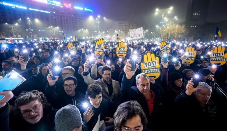 Ρουμανία: Χιλιάδες πολίτες διαδήλωσαν κατά της διαφθοράς στα δικαστήρια