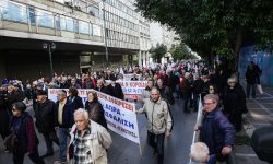 Πορεία διαμαρτυρίας των συνταξιούχων προς το υπουργείο Εργασίας