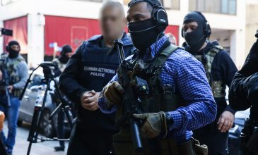 Στην Εισαγγελία Πειραιά ο «Έλληνας Εσκομπάρ» και οι τέσσερις συλληφθέντες για το φορτίο κοκαΐνης – Το σκάφος έχει δέσει σε λιμάνι της Μαρτινίκας