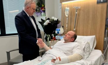 «Πήγαινε να αγοράσει έναν καφέ και βρέθηκε μπροστά σε ανθρώπους που τους πυροβολούσαν» – Ο πρωθυπουργός της Αυστραλίας επισκέφθηκε τον «ήρωα» της παραλίας Μπόνταϊ