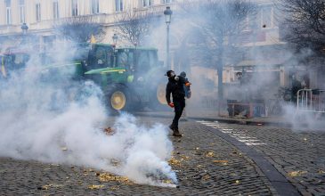 «Πόλεμος» στις Βρυξέλλες: Φωτιές και χημικά, χιλιάδες αγρότες με τρακτέρ στους δρόμους – Δείτε βίντεο