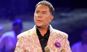 Υπόθεση Μαζωνάκη: «Η καταγγελία αφορά στην πρόταση ενός ενήλικα σε έναν άλλον ενήλικα για να συνευρεθούν σεξουαλικά» είπε ο δικηγόρος του τραγουδιστή