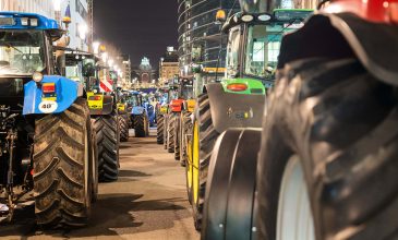 Εκατοντάδες τρακτέρ στους δρόμους των Βρυξελλών ενόψει της Συνόδου Κορυφής των ηγετών της ΕΕ