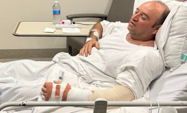 Ο αποκαλούμενος «ήρωας του Μπόνταϊ» έλαβε μια επιταγή άνω του ενός εκατ. ευρώ από χρήματα που συγκέντρωσαν πολίτες