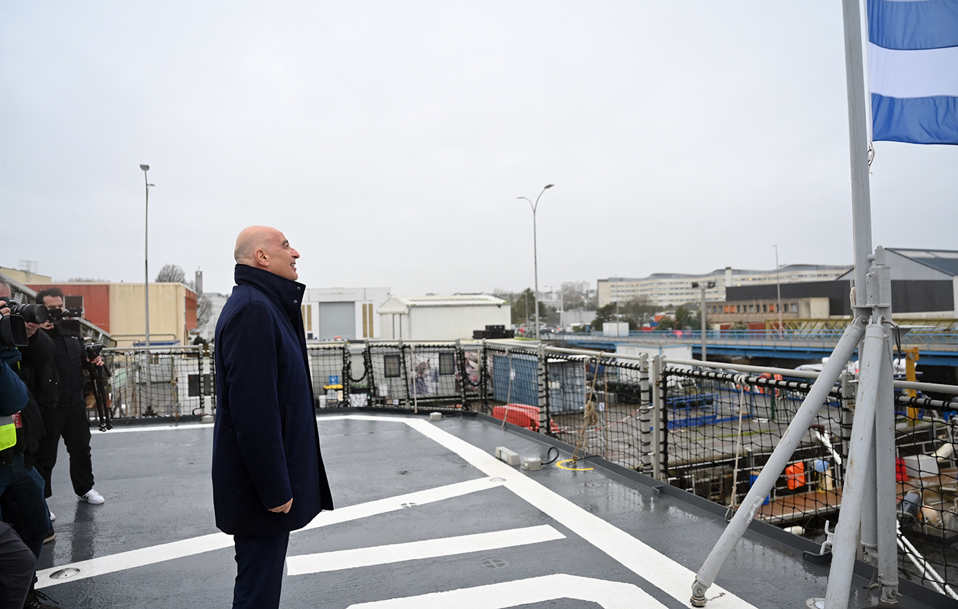 Συνάντηση Δένδια με την υπουργό Ενόπλων Δυνάμεων της Γαλλίας στη φρεγάτα «Κίμων»