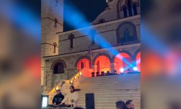 Ο δήμος Αθηναίων διοργάνωσε street party με ηλεκτρονική μουσική στα σκαλιά εκκλησίας στο Γαλάτσι