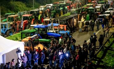 Παραμένουν στο μπλόκο της Νίκαιας οι αγρότες – Συνεχίζουν τις κινητοποιήσεις και μετά τις γιορτές