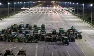 Παραμένουν στα μπλόκα οι αγρότες και σκληραίνουν την στάση τους