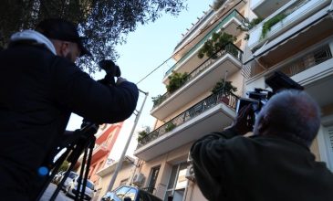 Οικογενειακή τραγωδία στην Κυψέλη: Άνδρας μαχαίρωσε τη σύζυγό του και αυτοκτόνησε πέφτοντας από την ταράτσα – Η γυναίκα δίνει μάχη να κρατηθεί στη ζωή