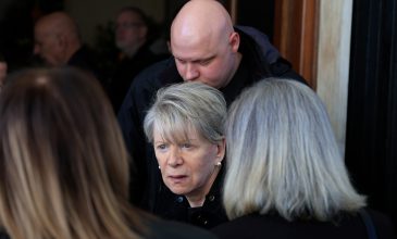 Σε κλίμα συγκίνησης η κηδεία της Σύλβας Ακρίτα στο Α’ Νεκροταφείο Αθηνών