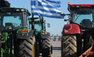 Αγροτικές κινητοποιήσεις: Πώς είναι η κατάσταση στα τελωνεία – Ποια μπλόκα «άνοιξαν» από σήμερα για τους εκδρομείς της Πρωτοχρονιάς
