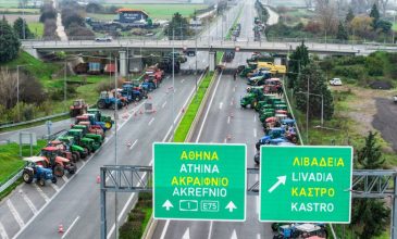 Σε ισχύ η κυκλοφοριακή ρύθμιση στο μπλόκο των αγροτών στο Κάστρο Βοιωτίας