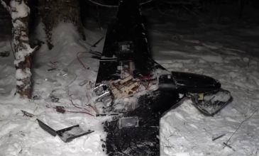 Το ρωσικό υπουργείο Άμυνας παρουσιάζει βίντεο με τα συντρίμμια ενός drone ως απόδειξη για τα περί επίθεσης κατά κατοικίας του Πούτιν