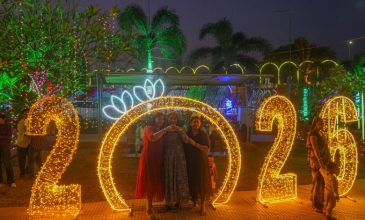 Η υφήλιος αποχαιρετά το 2025 με πυροτεχνήματα και παγωμένες βουτιές