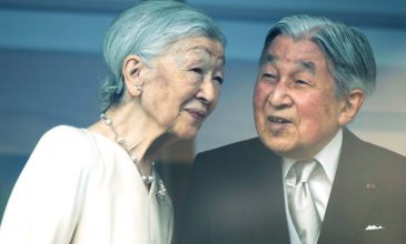 Nεαρός γδύθηκε μπροστά στον αυτοκράτορα της Ιαπωνίας, ενώ χαιρετούσε το πλήθος