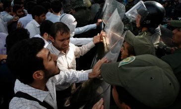 Αιματηρές διαδηλώσεις στο Ιράν κατά της ακρίβειας με τουλάχιστον έξι νεκρούς