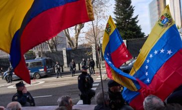 Χιλιάδες διαδηλωτές έξω από την αμερικανική πρεσβεία στην Μαδρίτη καταγγέλλουν την «ιμπεριαλιστική επιθετικότητα»