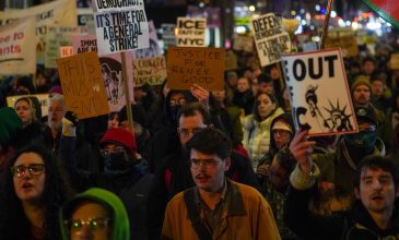 Νέες διαδηλώσεις αναμένονται στη Μινεάπολη αφού μέλος της ICE σκότωσε μία γυναίκα – Οι αντικρουόμενες εκδοχές για το περιστατικό