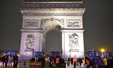 Αγρότες απέκλεισαν δρόμους του Παρισιού, διαμαρτυρόμενοι κατά της εμπορικής συμφωνίας ΕΕ-Mercosur