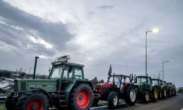 Κλιμακώνουν τις κινητοποιήσεις τους οι αγρότες με μπλόκα και πολύωρους αποκλεισμούς του οδικού δικτύου – Κλείνουν και τα δύο ρεύματα στα διόδια Μαλγάρων