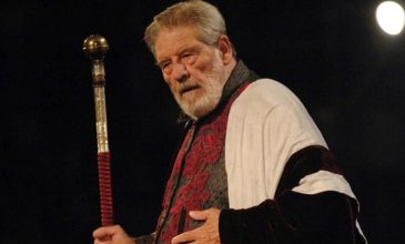 Ο γιος του Γιάννη Βόγλη απαντάει για τα βραβεία του που βρέθηκαν στα σκουπίδια