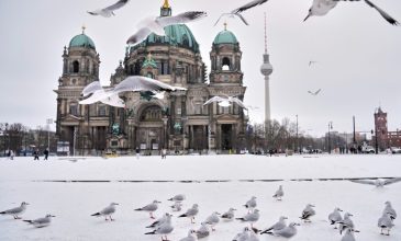 Σφοδρές χιονοπτώσεις, θυελλώδεις άνεμοι, πολικές θερμοκρασίες πλήττουν την Ευρώπη