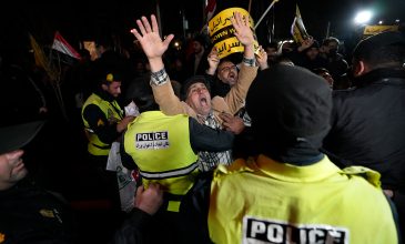 Εντείνεται η κρίση στο Ιράν: Η Ισλαμική Δημοκρατία «δεν θα υποχωρήσει», τόνισε ο Χαμενεΐ – Τεράστιες αντικυβερνητικές διαδηλώσεις