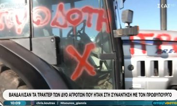 Άγνωστοι στο μπλόκο της Νίκαιας βανδάλισαν τα τρακτέρ αγροτών που συμμετείχαν στη συνάντηση του Μαξίμου – «Προδότες»