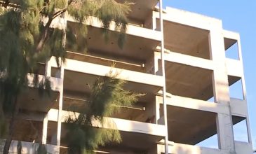Αυτή είναι η οικοδομή-«φάντασμα» όπου βρέθηκε νεκρός ο 25χρονος στην Αγία Παρασκευή – Τι ψάχνουν οι Αρχές