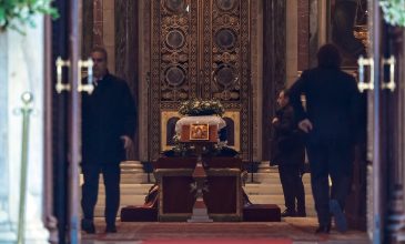 Παρουσία σύσσωμης της ισπανικής βασιλικής οικογένειας τελέστηκε η κηδεία της πριγκίπισσας Ειρήνης στη Μητρόπολη Αθηνών – Δείτε φωτογραφίες