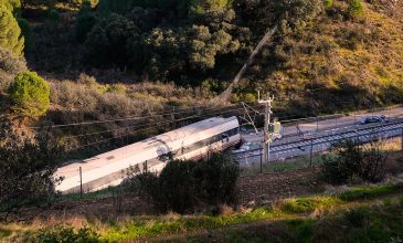 Τραγωδία χωρίς τέλος στην Ισπανία: Στους 45 οι νεκροί από τη σύγκρουση τρένων στο Αδαμούθ