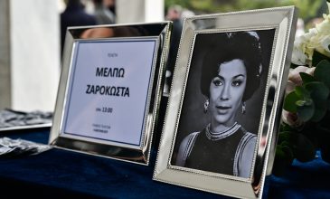 Το τελευταίο χειροκρότημα στη σπουδαία ηθοποιό, Μέλπω Ζαρόκωστα – Δείτε φωτογραφίες από το Α’ Νεκροταφείο Αθηνών