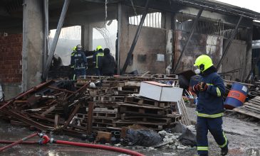Συνελήφθη ένας 37χρονος για την πυρκαγιά στο εργοστάσιο πλαστικών στο Μενίδι