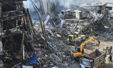 Φονική πυρκαγιά σε εμπορικό κέντρο στο Καράτσι: Διασώστες απομακρύνουν τα συντρίμμια – Αγνοούνται 63 άνθρωποι