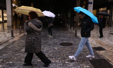 Νέο έκτακτο δελτίο της ΕΜΥ: Μέχρι το βράδυ θα βρέχει καταρρακτωδώς στην Αττική – Πώς θα κινηθεί η κακοκαιρία, δείτε live την πορεία της