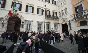 Ιταλία: Σε λαϊκό προσκύνημα η σορός του σχεδιαστή μόδας Βαλεντίνο