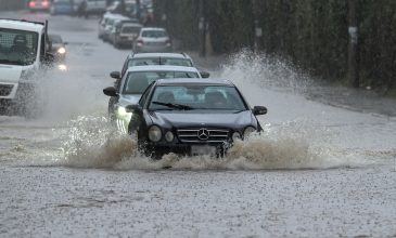 Το καταστροφικό πέρασμα της κακοκαιρίας: Δύο νεκροί, ζημιές και προβλήματα ιδιαίτερα στην Αττική – 910 κλήσεις στην Πυροσβεστική