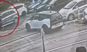 Βίντεο ντοκουμέντο από τη στιγμή της παράσυρσης υπαλλήλου έξω από τα ΕΛΤΑ Βριλησσίων – Διαφώνησαν για ένα δέμα