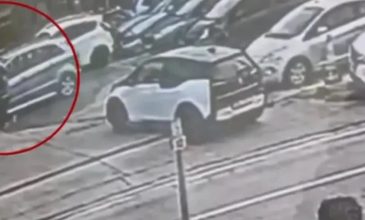 Βίντεο ντοκουμέντο από τη στιγμή της παράσυρσης υπαλλήλου έξω από τα ΕΛΤΑ Βριλησσίων – Διαφώνησαν για ένα δέμα