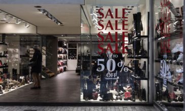 Ανοικτά τα καταστήματα σήμερα για τις χειμερινές εκπτώσεις – Ποιο είναι το ωράριο λειτουργίας