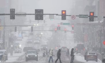 Σφοδρή χιονοκαταιγίδα σαρώνει τις ΗΠΑ: Ακυρώσεις πτήσεων και άδεια ράφια στα σούπερ μάρκετ