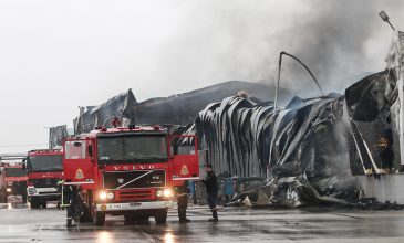 Σε εξέλιξη οι έρευνες για τα αίτια στον τόπο της φονικής φωτιάς στα Τρίκαλα