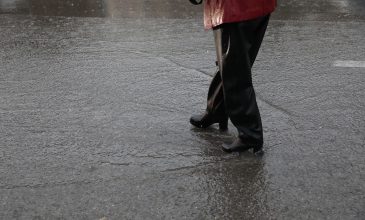 Έντονη βροχόπτωση, αστραπές και ισχυρές καταιγίδες σε πολλές περιοχές της Αττικής – Δείτε live την πορεία της κακοκαιρίας