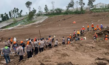 Φονική κατολίσθηση στην Ιάβα της Ινδονησίας με 17 νεκρούς και δεκάδες αγνοούμενους