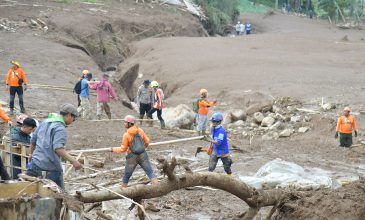Ινδονησία: Νεκροί 23 στρατιωτικοί στις κατολισθήσεις στη δυτική Ιάβα