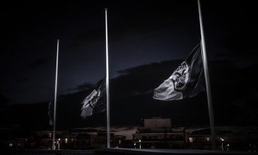 Κεράκια και μεσίστιες σημαίες στην Τούμπα για την τραγωδία με φίλους του ΠΑΟΚ στη Ρουμανία