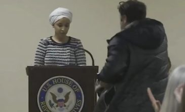 Επίθεση με υγρό δέχθηκε βουλευτής των Δημοκρατικών που είναι στο στόχαστρο του Τραμπ