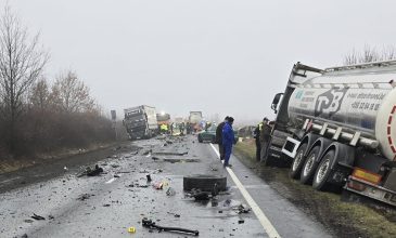 Ταυτοποιήθηκαν οι σοροί των επτά νεκρών οπαδών του ΠΑΟΚ στο τροχαίο στη Ρουμανία – «Το τιμόνι δεν μπορεί να μπλόκαρε, γιατί ενεργοποιήθηκε το φλας»