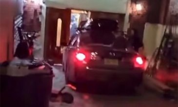 Αυτοκίνητο έπεσε στην είσοδο συναγωγής στη Νέα Υόρκη, δεν αναφέρθηκαν τραυματισμοί